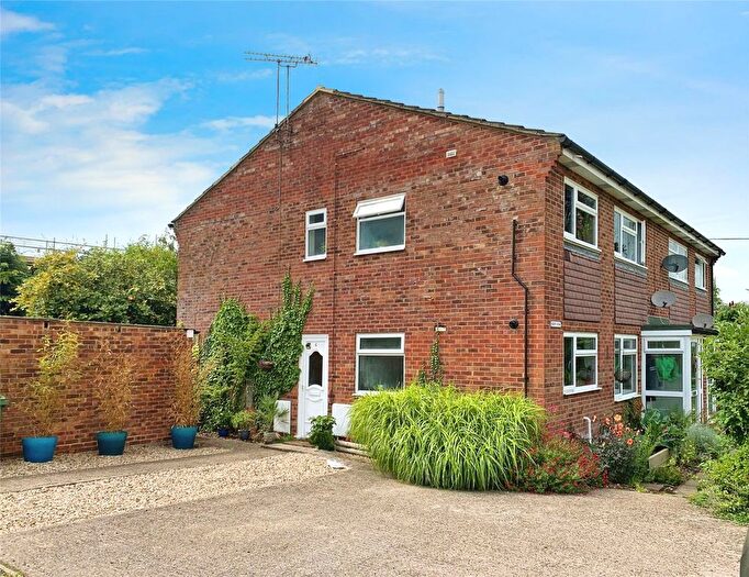 2 Bedroom Maisonette For Sale In Aston Close, Pangbourne, Reading, Berkshire, RG8