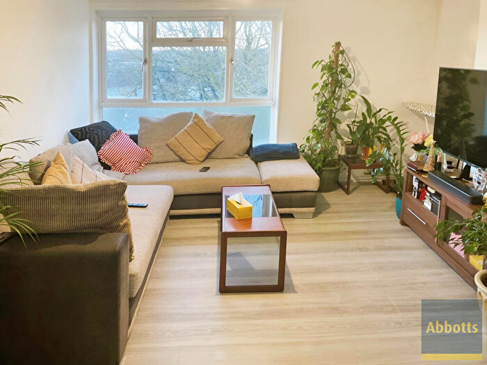 1 Bedroom Flat To Rent In Barstable West, Basildon, SS14