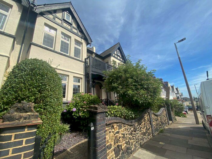 2 Bedroom Flat To Rent In Grand Drive - Leigh On Sea, SS9
