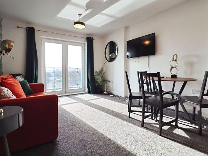 2 Bedroom Flat To Rent In Overstone Court, Cardiff, CF10