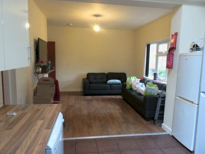 6 Bedroom Detached House To Rent In Derby Road, Nottingham, NG7