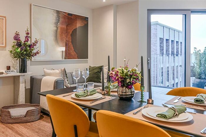 2 Bedroom Flat To Rent In Nine Elms Lane, Nine Elms, London, SW11