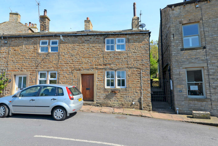 2 Bedroom End Of Terrace House To Rent In Main Street, Bradley, BD20