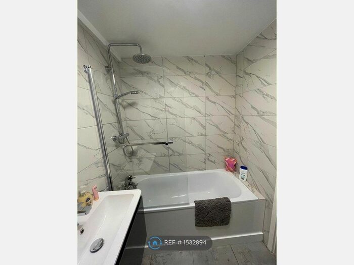 2 Bedroom Flat To Rent In Oakfield Court, South Croydon, CR2