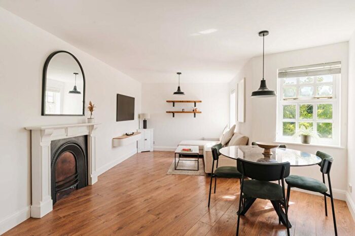2 Bedroom Apartment For Sale In Pickering Close, London, E9