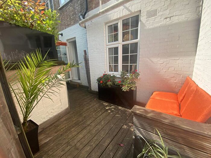 2 Bedroom Flat For Sale In Finchley Road, London, NW3