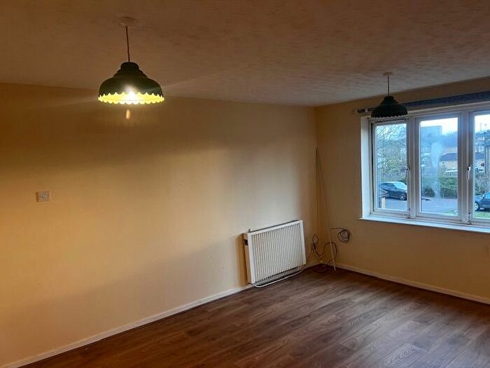 Studio To Rent In Swaythling Close, Edmonton, N18