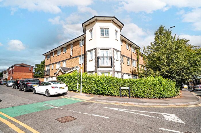 2 Bedroom Flat For Sale In Kiln Way, Dunstable, Bedfordshire, LU5