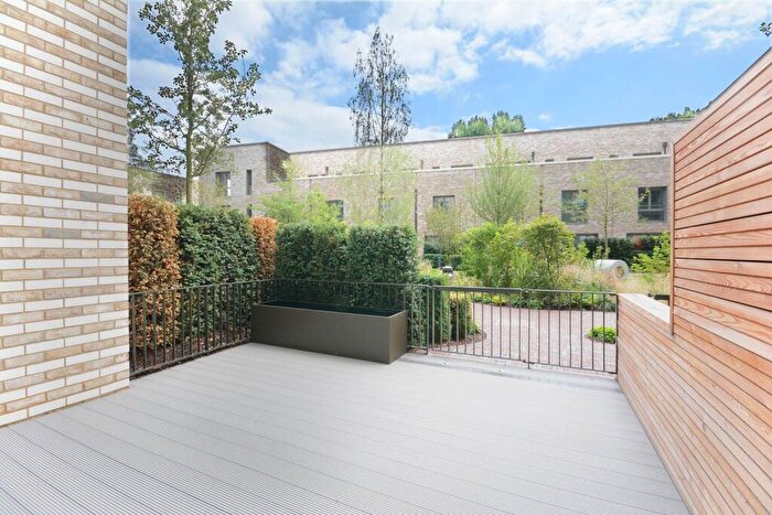 3 Bedroom Flat To Rent In Heygate Street, Elephant And Castle, SE17