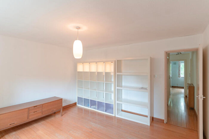 2 Bedroom Flat To Rent In Woodview Close, N4