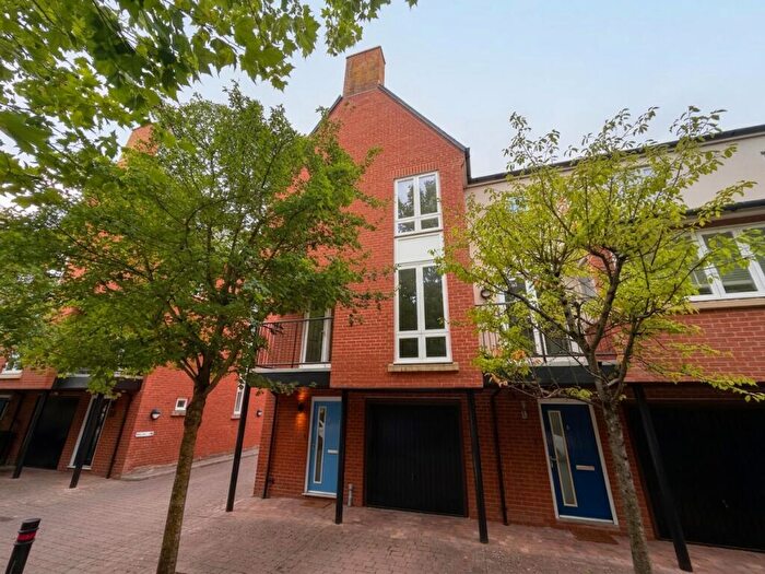 Town House To Rent In Tanyard Way, BA20