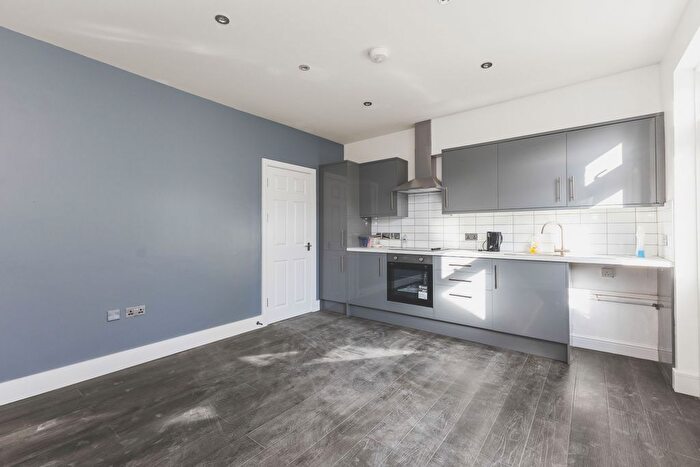 3 Bedroom Flat To Rent In Bredon Road, Addiscombe, Croydon, CR0