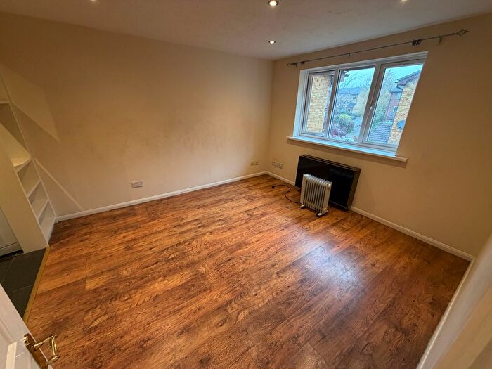 Studio To Rent In Greenway Close, London, N11
