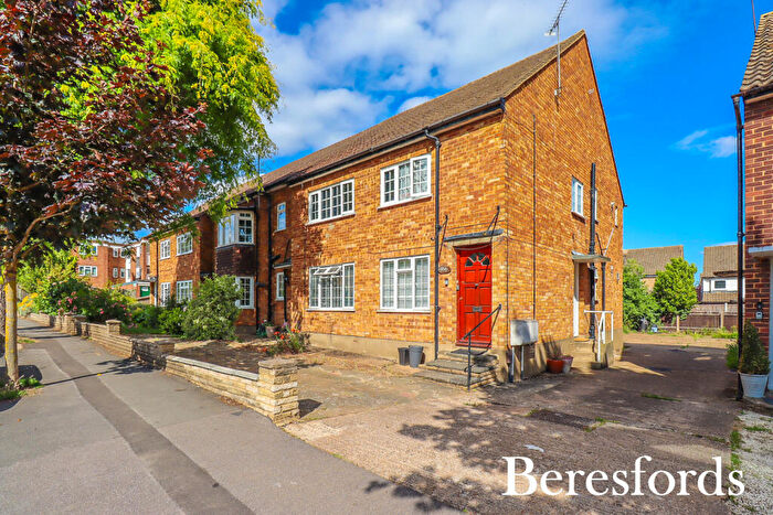 2 Bedroom Maisonette For Sale In Marlborough Gardens, Upminster, RM14