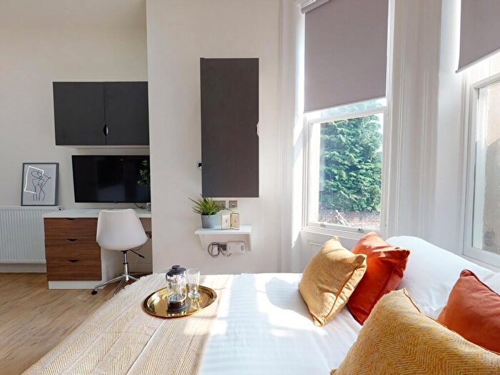 Apartment To Rent In Apt, Clarendon Road #, LS2