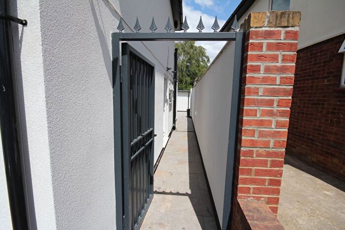 1 Bedroom Flat To Rent In Studio Flat, Violet Ave, Uxbridge, UB8