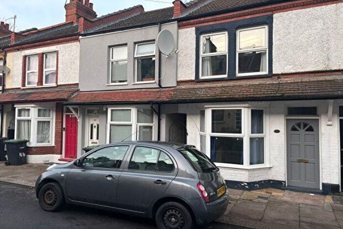 4 Bedroom Property To Rent In St. Saviours Crescent, Luton, LU1