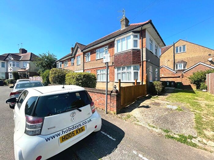 2 Bedroom Flat To Rent In Hill Crest, Potters Bar, Hertfordshire, EN6