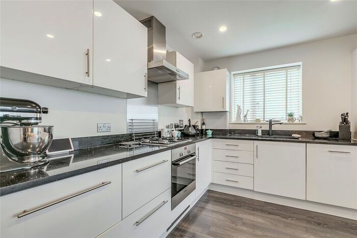2 Bedroom Flat To Rent In Clock View Crescent, Islington, N7