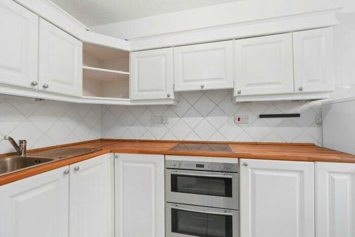 1 Bedroom Flat To Rent In Queens Road, Weybridge, KT13