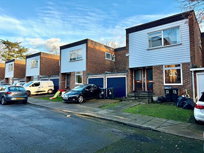 2 Bedroom Maisonette To Rent In Maplin Close, Winchmore Hill, N21