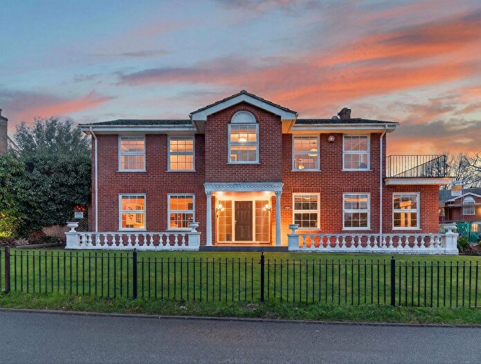 4 Bedroom Detached House For Sale In Moffats Lane, Brookmans Park, AL9