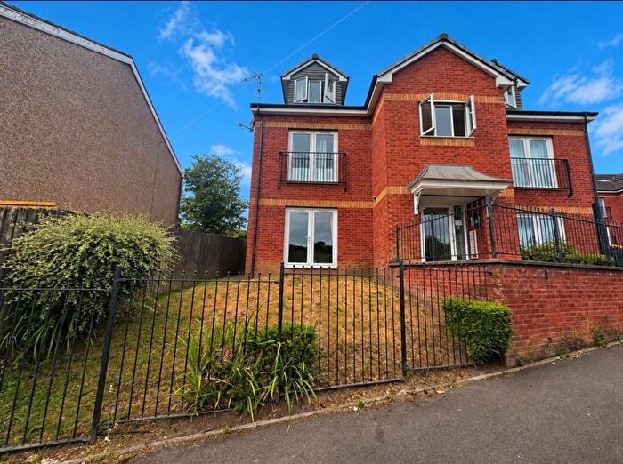 2 Bedroom Flat For Sale In Hall Street, Blackwood, NP12