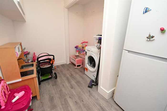 2 Bedroom Bungalow For Sale In Athos Road, Canvey Island, SS8