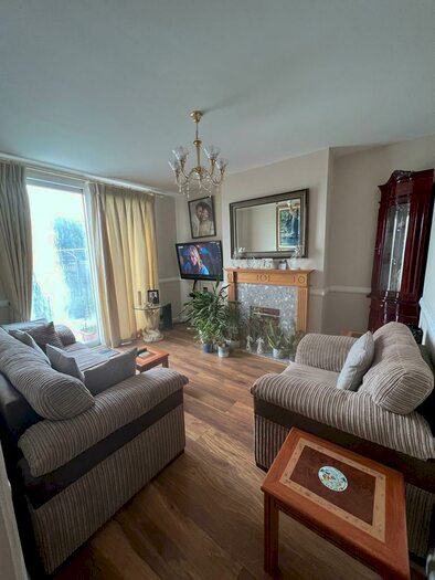 2 Bedroom Flat To Rent In Fullwell Avenue, Ilford, IG6