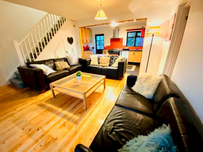 7 Bedroom Semi-Detached House To Rent In Plattbrooke Close, Fallowfield, Manchester, M14