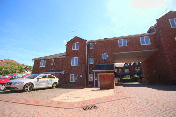 2 Bedroom Flat To Rent In Delph Court, Woodhouse, Leeds, LS6