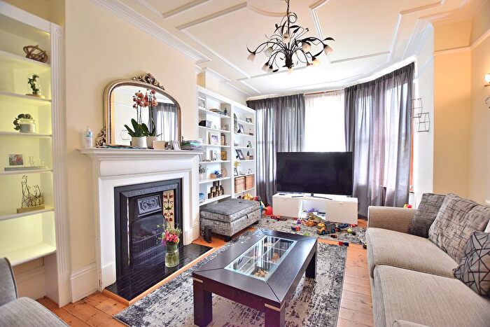3 Bedroom End Terrace House For Sale In Riverway, Palmers Green, N13