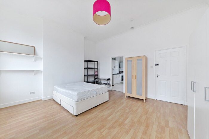 Terraced House To Rent In Royal College Street, Camden, NW1