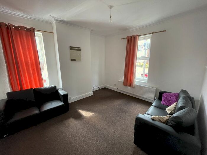4 Bedroom Flat To Rent In Firth Park Road, Sheffield, S5