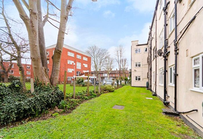2 Bedroom Flat To Rent In Benhill Wood Road, Sutton, SM1