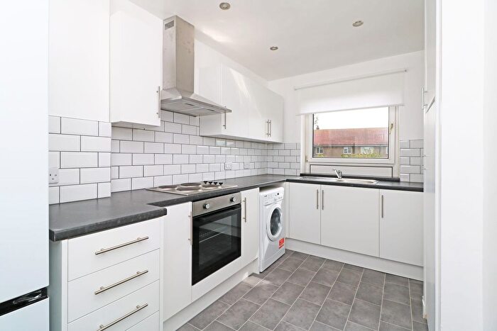 2 Bedroom Flat To Rent In Aboyne Avenue, Dundee, DD4