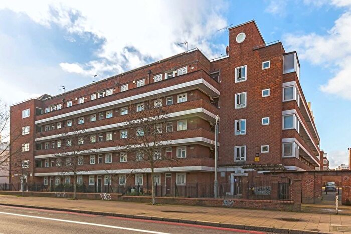 3 Bedroom Flat To Rent In Stockwell Road, Stockwell, SW9