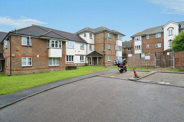1 Bedroom Flat For Sale In Stirling Grove, Hounslow, TW3