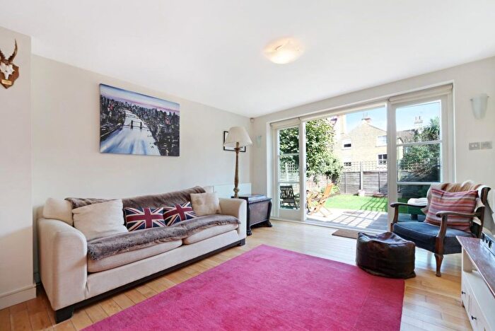 2 Bedroom Flat To Rent In Tunley Road, London, SW17