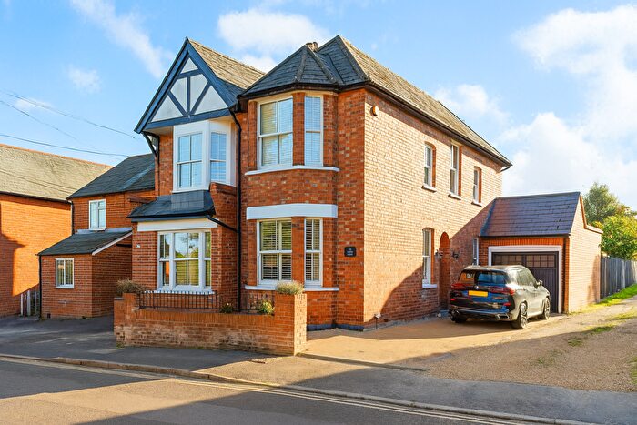 4 Bedroom Detached House For Sale In Updown Hill, Windlesham, GU20