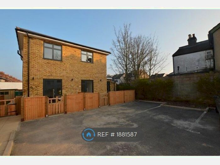 2 Bedroom Maisonette To Rent In Whitehorse Road, Croydon, CR0