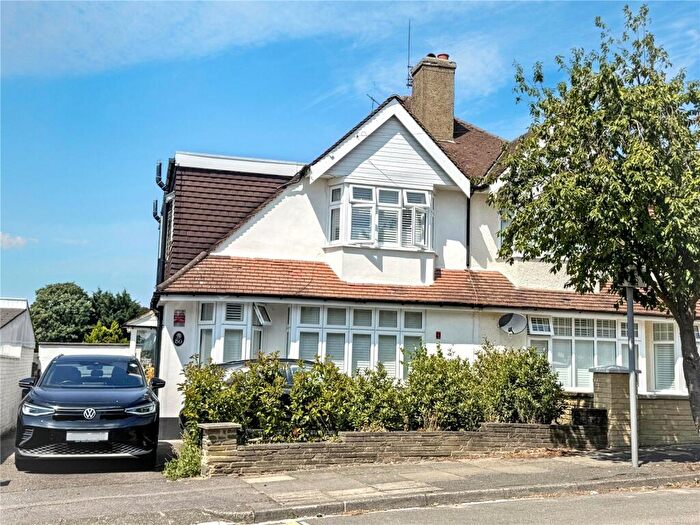 4 Bedroom Semi-Detached House For Sale In Woodfall Avenue, Barnet, EN5