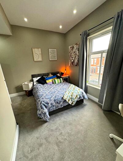 Terraced House To Rent In Top Flat Ashton New Road, Manchester, Greater Manchester, M11