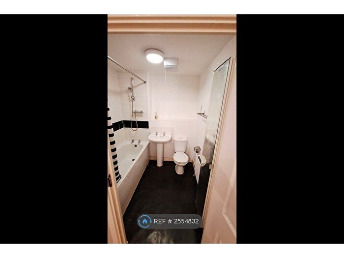 2 Bedroom Flat To Rent In Blake Court, Watford, WD24