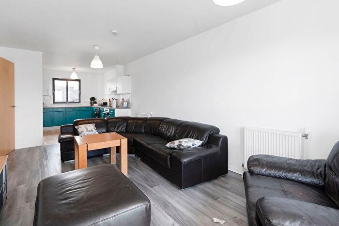 2 Bedroom Flat To Rent In L Harvesters Way, Edinburgh, EH14