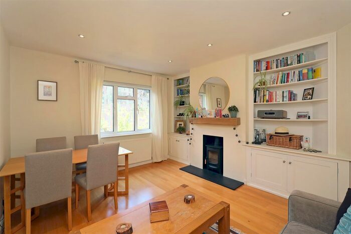 2 Bedroom Flat To Rent In Westleigh Avenue, London, SW15