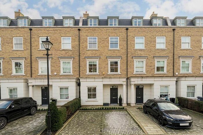 6 Bedroom Property To Rent In Egerton Drive, Isleworth, TW7