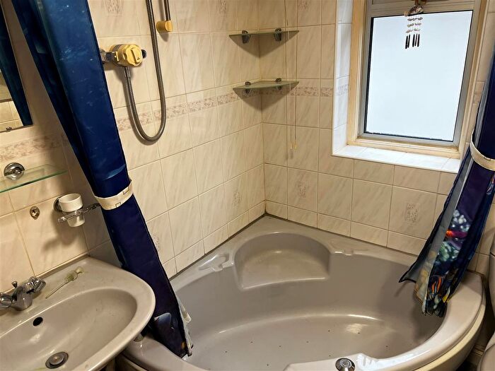 2 Bedroom Bungalow For Sale In Bourne Avenue, Hillingdon, Uxbridge, UB8