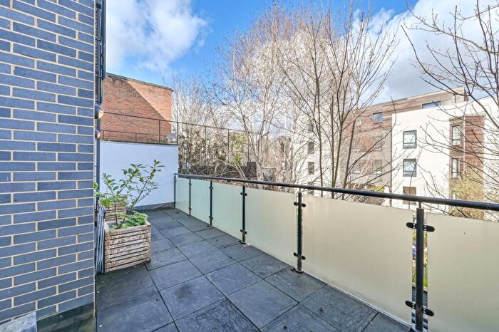 2 Bedroom Flat For Sale In New Cross Road, New Cross, London, SE14