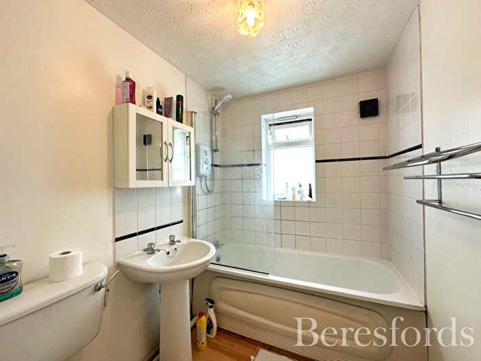 1 Bedroom Flat For Sale In Latimer Drive, Hornchurch, RM12